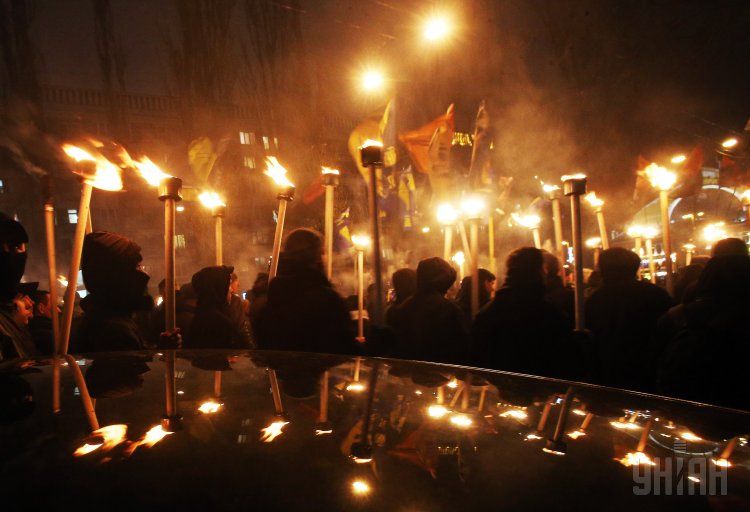 В Киеве факельное шествие националистов закончилось вече на Майдане