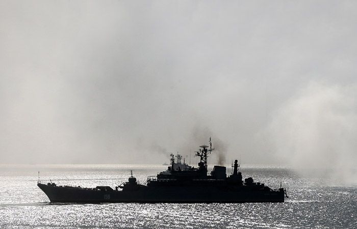 Россия стягивает в Азовское море военные суда. Россия стягивает в Азовское море военные суда.