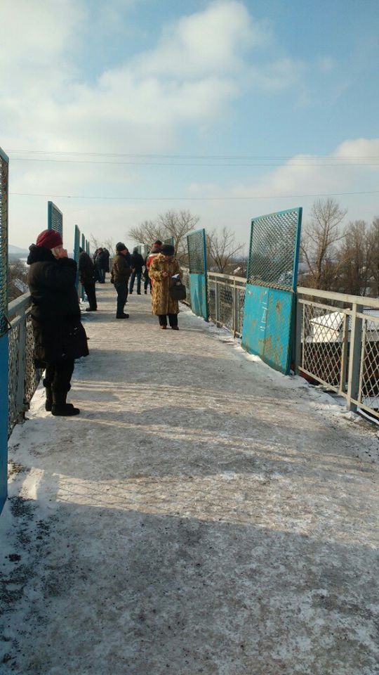 &quot;Советы бывалых&quot;. В Донецке жители ищут сигнал Vodafone на мосту, опубликованы фото