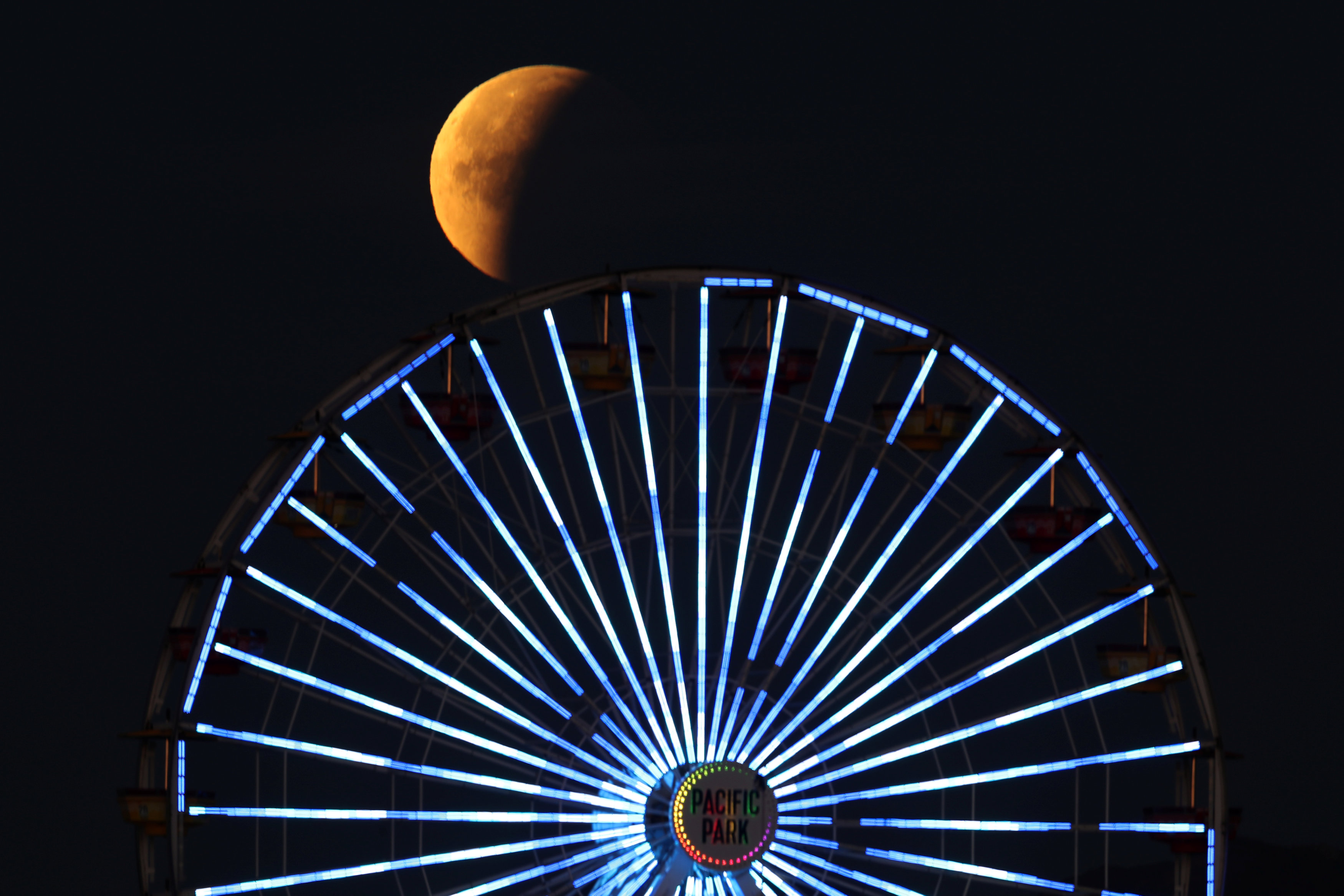 Яркая Луна в небе над Санта-Моникой