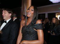 Декольте до пупа: 52-річна Наомі Кемпбелл пройшлася червоною доріжкою