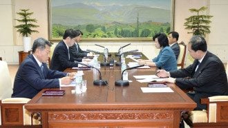 Представители Северной и Южной Кореи
