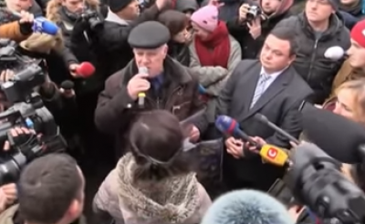 В Киеве на митинге по убийству юристки напали на главу полиции Киевщины, видео