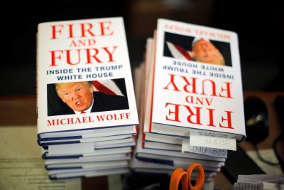 В США набирает популярность скандальная книга В США набирает популярность скандальная книга