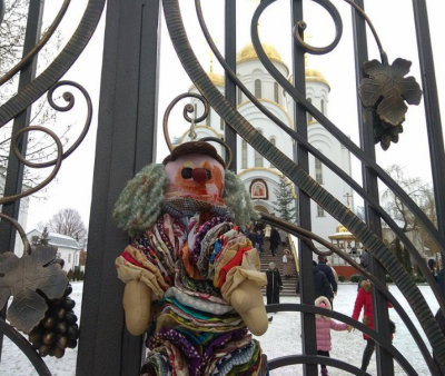 В Тернополе к собору УПЦ МП принесли "окровавленные" игрушки, фото