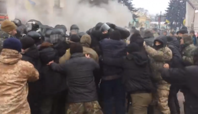 Пылающие шины, сожженный портрет Путина. Под Радой была стычка, видео