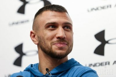 Промоутер сообщил, что Василий Ломаченко сможет использовать травмированную в бою руку через восемь недель