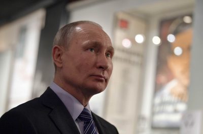 Лицо Владимира Путина на специфическом языке косметологов называется "лицо-подушка", отметил журналист