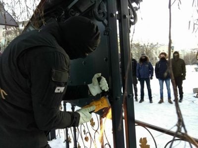 В центре Киева активисты сломали конструкции часовни УПЦ МП, опубликованы фото и видео