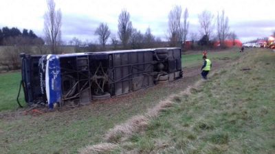 Фото: ДТП со школьным автобусом во Франции (скриншот видео) Фото: ДТП со школьным автобусом во Франции (скриншот видео)