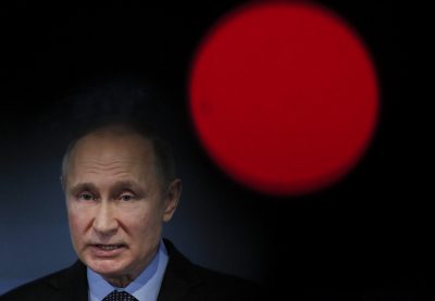 Владимир Путин очень боится "дворцового переворота", сообщил писатель Владимир Путин очень боится "дворцового переворота", сообщил писатель