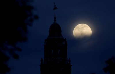 Яркая Луна в небе над Калифорнией