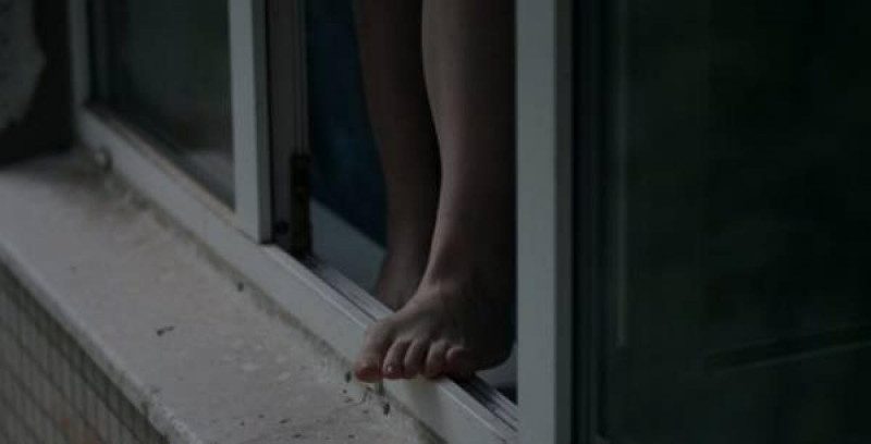 Поссорилась с парнем и выпила много алкоголя: в Луцке девушка выпала из окна в свой день рождения