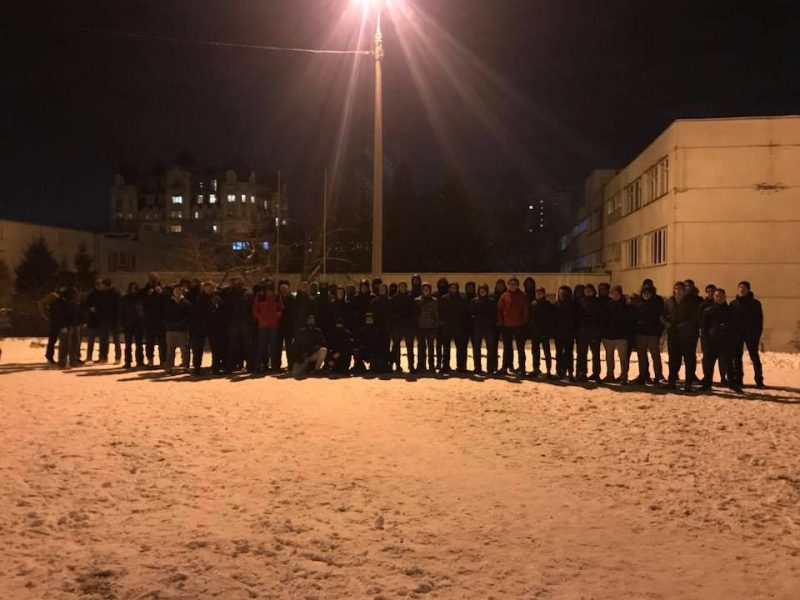 В Киеве молодчики в черном разнесли стройплощадку и избили охранников, фото и видео