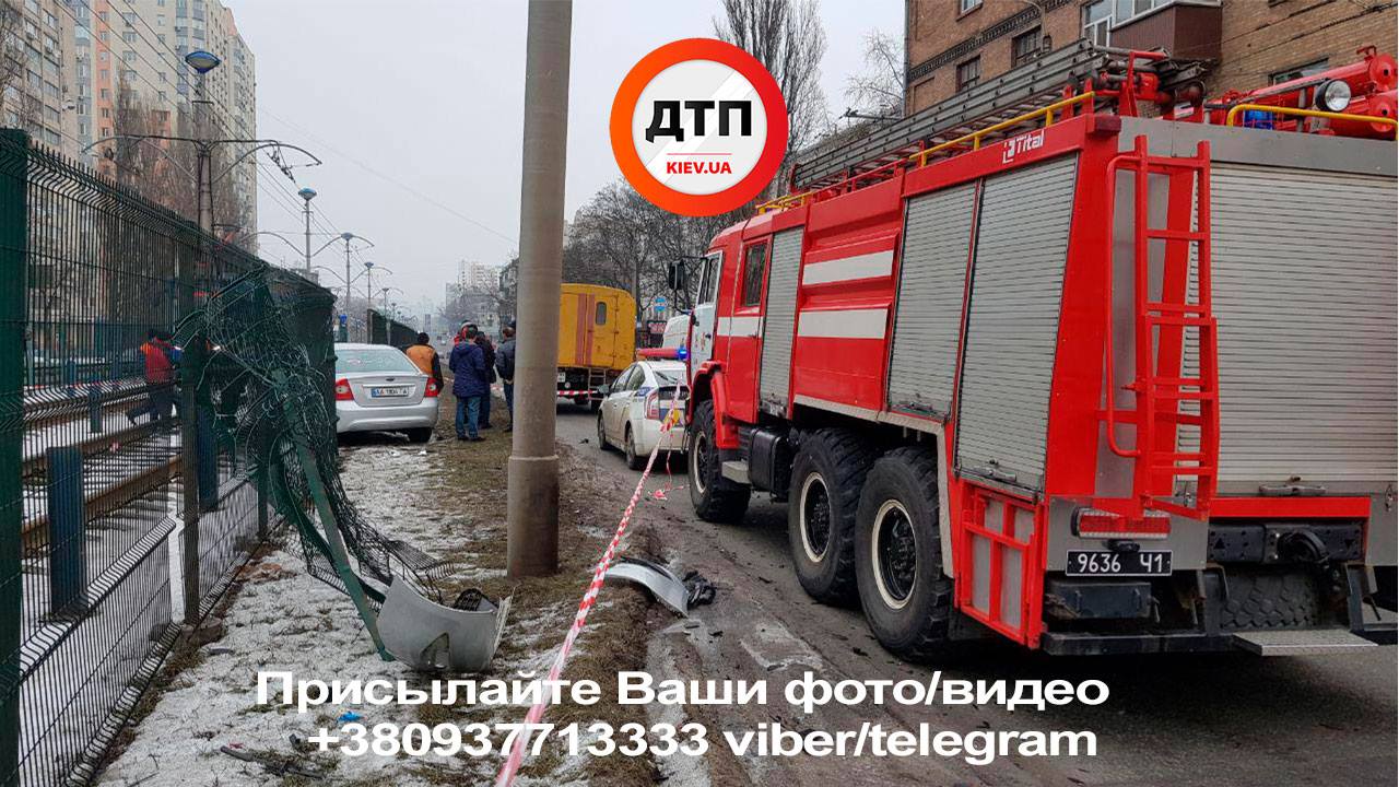 В Киеве Mercedes протаранил Ford, вылетел на рельсы трамвая и перевернулся: фото и видео