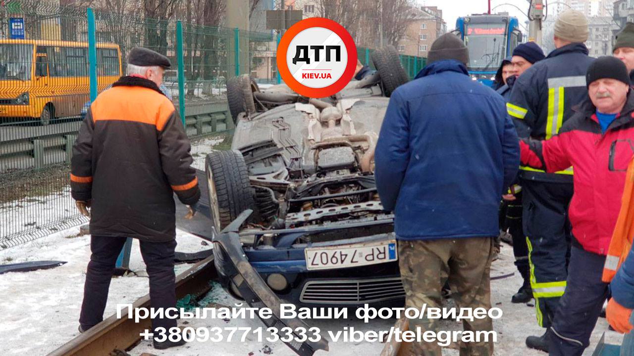 В Киеве Mercedes протаранил Ford, вылетел на рельсы трамвая и перевернулся: фото и видео