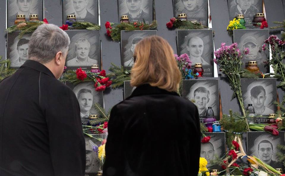 Петр Порошенко с женой почтил память героев Небесной Сотни