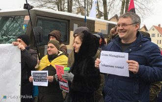 Активисты провели новую акцию у дома Порошенко