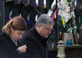 Петр Порошенко с женой почтил память героев Небесной Сотни