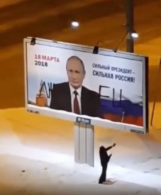 "М*даку - п**дюлей". В Сети россиян "корежит" из-за видео с мужчиной, написавшем "Лжец" на путинском билборде