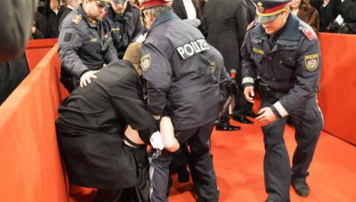 Полиция задержала активистку Femen на балу в Вене.
Фото: Heute Полиция задержала активистку Femen на балу в Вене.
Фото: Heute