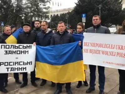 "Польские законы = российские танки". Радикалы Ляшко пикетирует Сейм в Варшаве, фото, видео