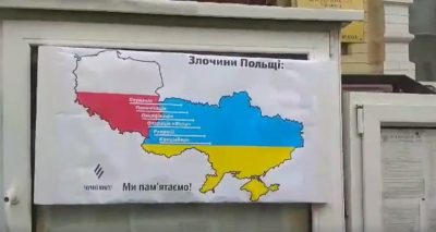 Такой плакат появился на консульстве Польши в Киеве.
Фото: скрин видео Facebook/Чорний комітет