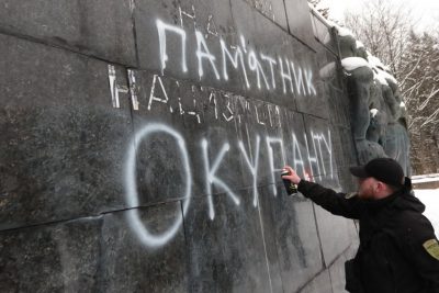 Во Львове "правые" активисты повредили "Монумент Славы": фото