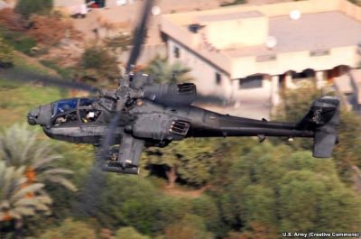 Вертолет AH-64 Apache, который, по словам представителя Пентагона, участвовал в отражении атаки на позиции "Сирийских демократических сил". Вертолет AH-64 Apache, который, по словам представителя Пентагона, участвовал в отражении атаки на позиции "Сирийских демократических сил".