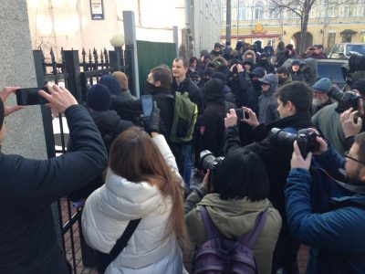 "В гости к ФСБ". Радикалы сожгли "сувениры" из офиса Россотрудничества, опубликованы фото и видео
