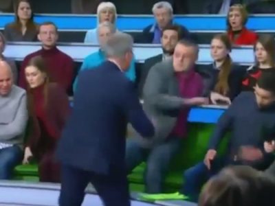 Драка в прямом эфире. На росТВ ведущий с кулаками набросился на украинца: видео