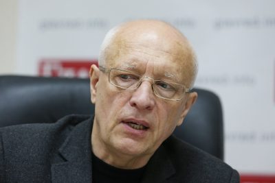 В Украине "правящая банда" хотела обвалить гривню до 35 за доллар — экономист