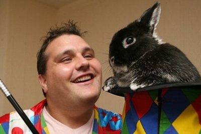 Британский фокусник узнал об аллергие на кроликов через 28 лет