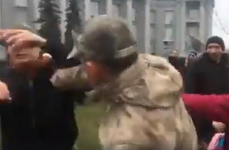 В Киеве участники акции у Десятинного монастыря подрались друг с другом, опубликовано видео