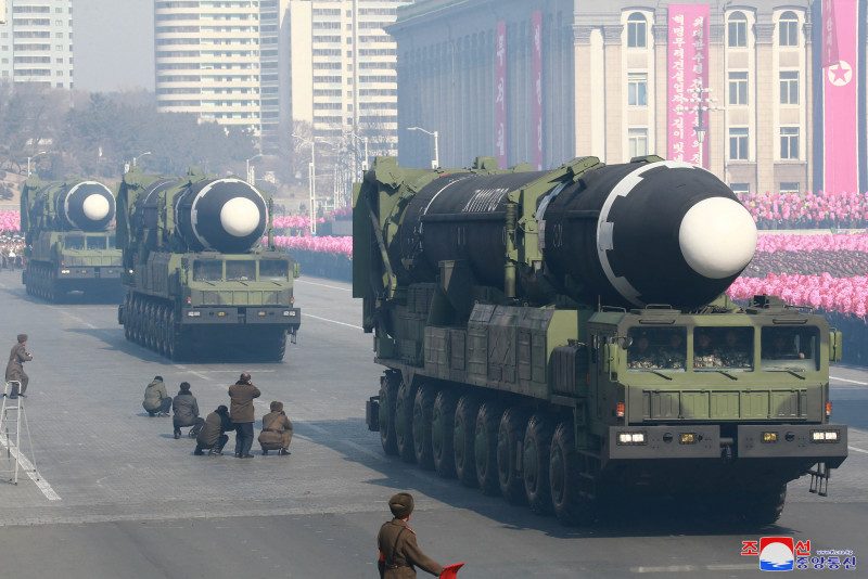 Северная Корея на параде показала новые баллистические ракеты, фото