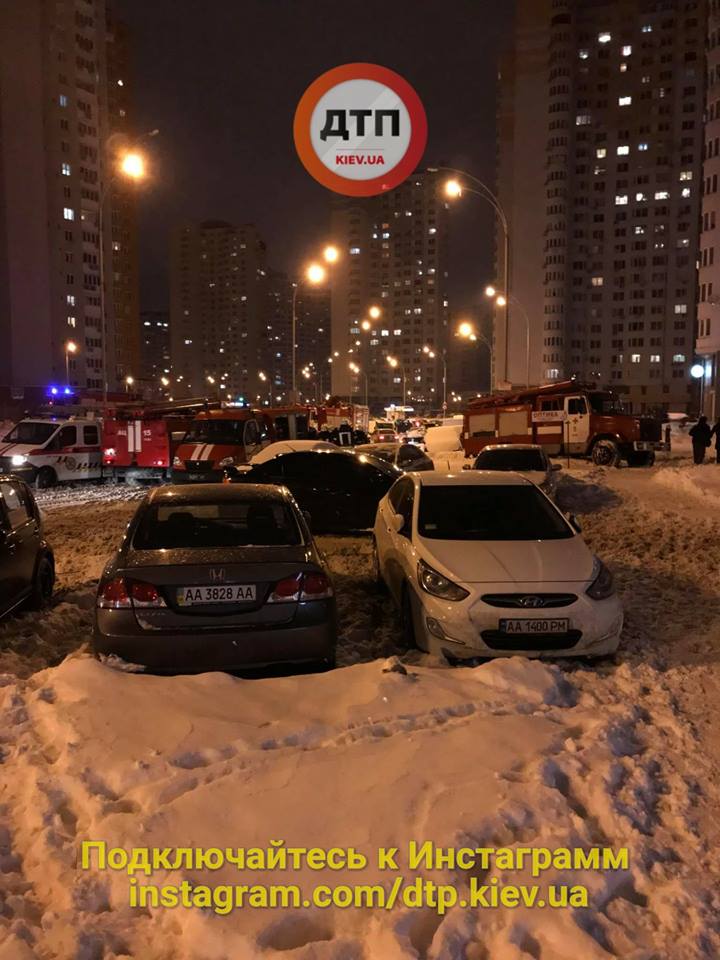 В Киеве на подземной парковке сгорели пять авто, опубликованы фото