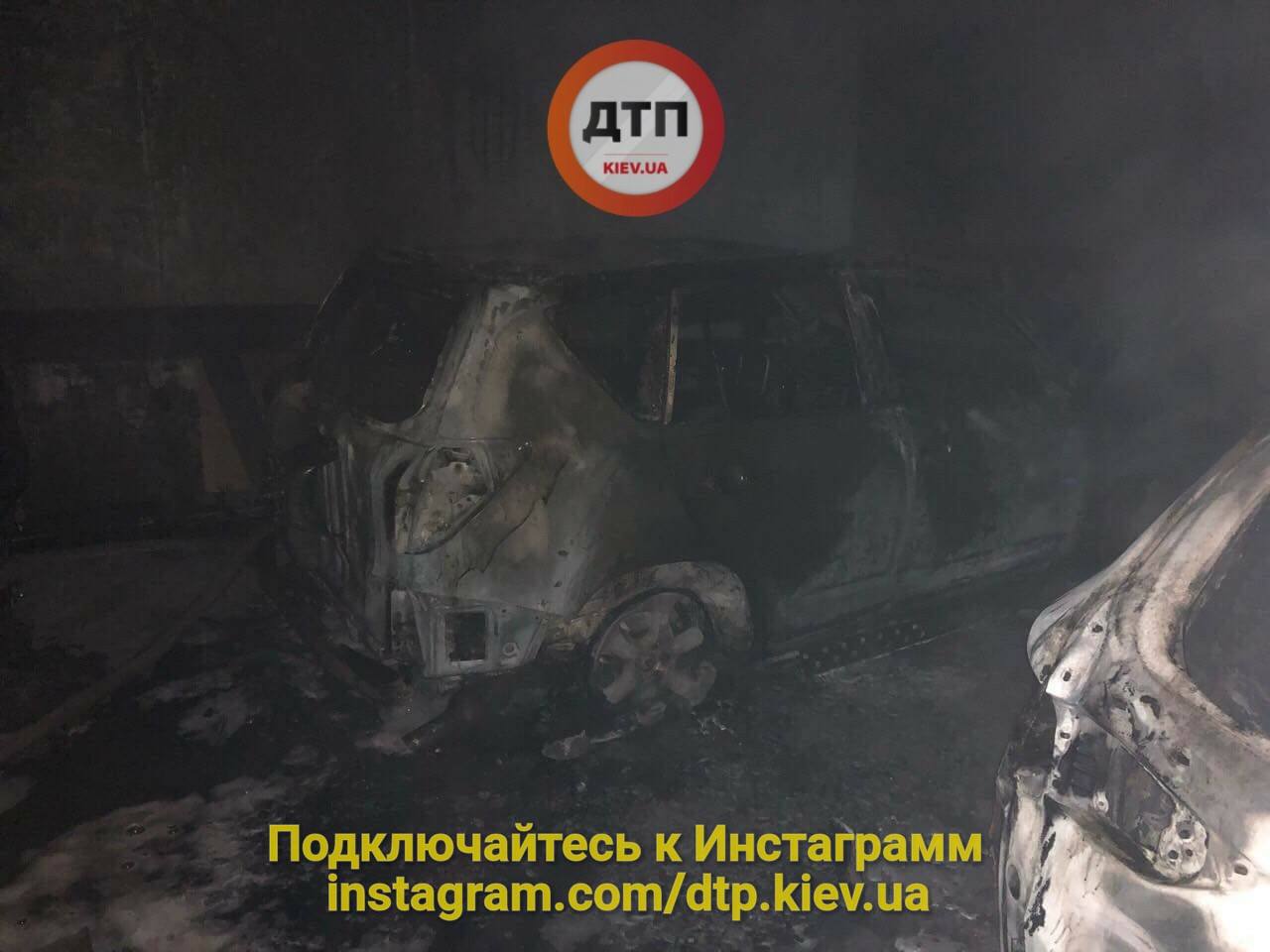 В Киеве на подземной парковке сгорели пять авто, опубликованы фото