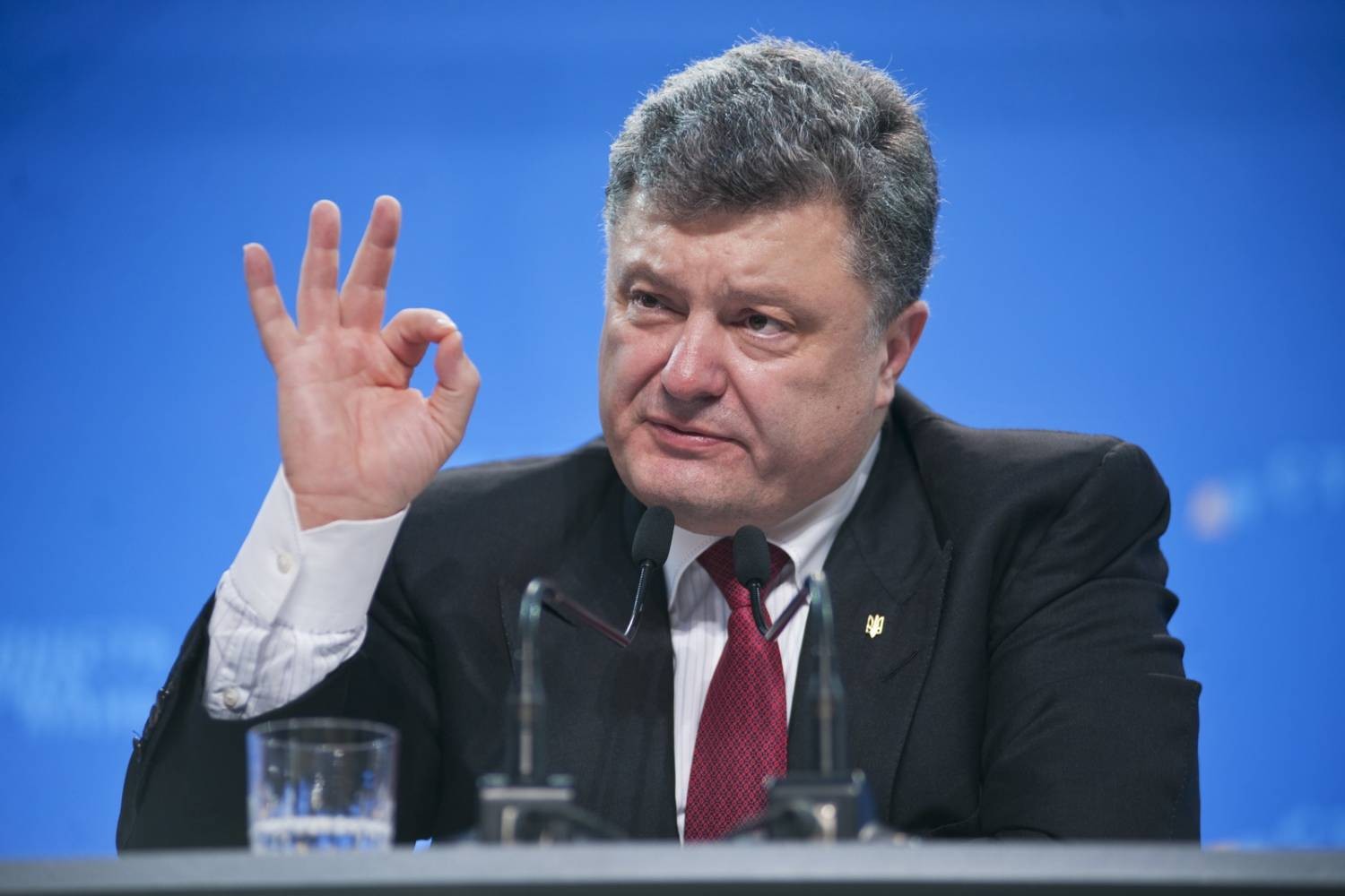 Петр Порошенко с кружком из пальцев