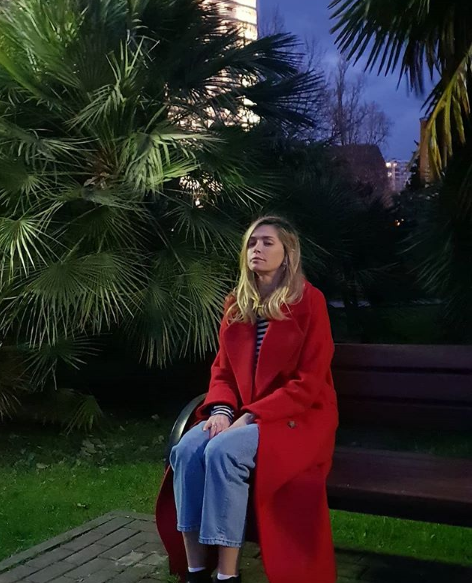 Вера Брежнева позировала возле пальм Вера Брежнева позировала возле пальм