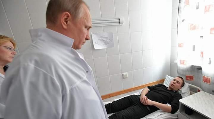 &quot;Бл*ть, цинизм&quot;. Пользователи разозлились, увидев фото Путина, проведывающего &quot;пострадавшего&quot; на пожаре в Кемерово
