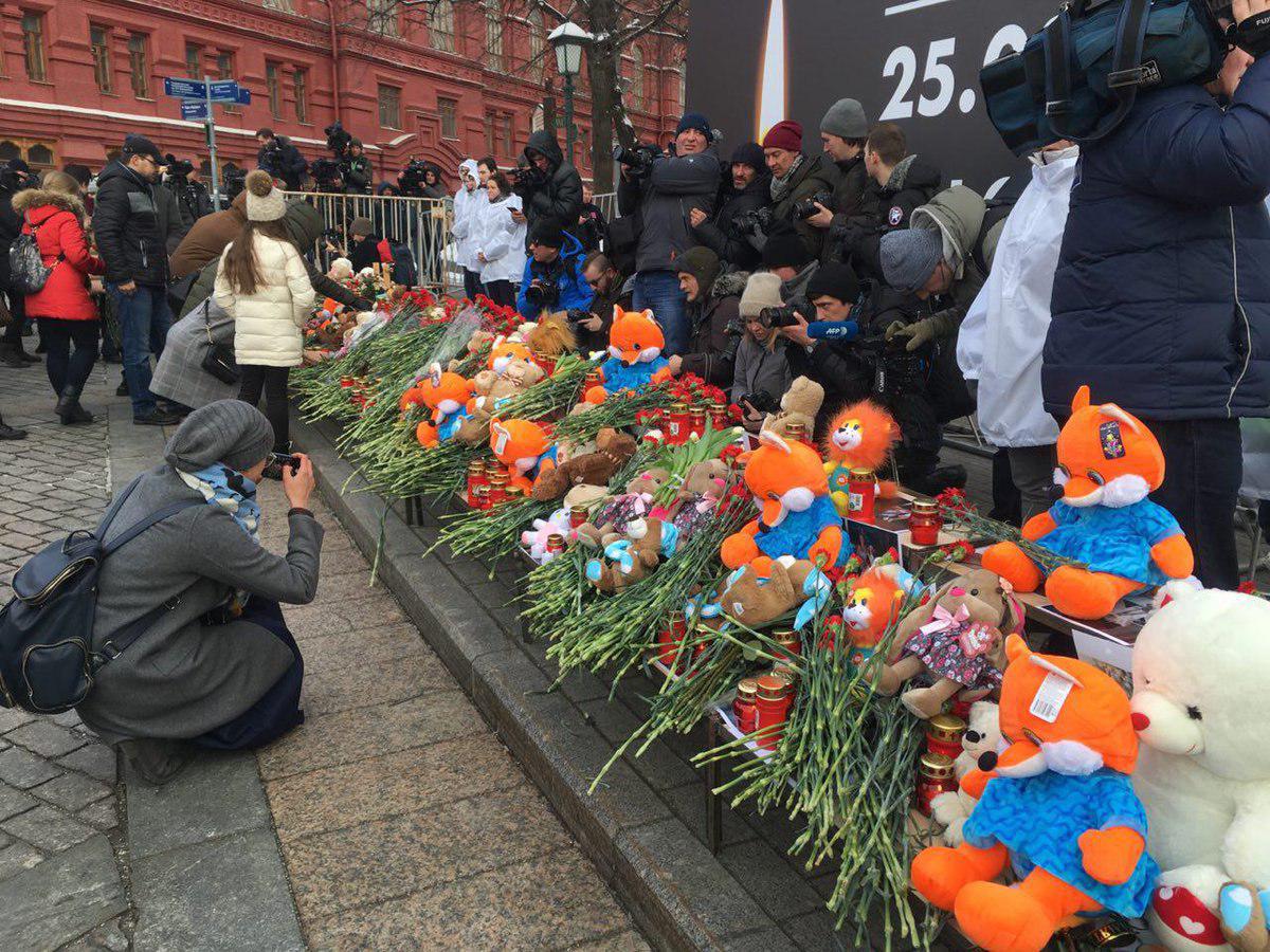 Более 40 погибших детей, спрятавшийся от людей Путин и новые версии: что происходит после пожара в Кемерово