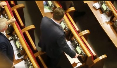 Один за всех. Нардеп Яценко в Раде голосует за семерых одновременно, видео