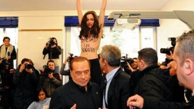 В Италии полуобнаженная участница Femen протестовала перед носом у Берлускони: фото и видео