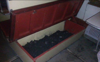 Уголь в местах для багажа. Сеть возмутили условия в поезде "Укрзалізниці"