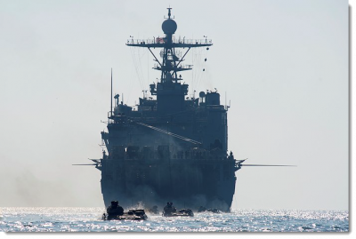 Американский большой десантный корабль вошел в Черное море