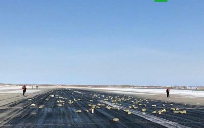 Большая часть груза золота оказалась раскиданной по взлетно-посадочной полосе