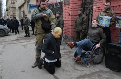 Во Львове "Путина" в памперсе поставили на колени перед консульством РФ: фото