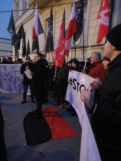 В Варшаве радикалы сожгли портрет Бандеры и растоптали красно-черный флаг. Киев осудил манифестацию