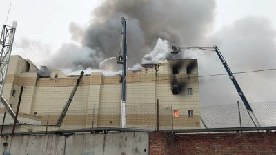 Родственники заявили, что детских жертв при пожаре в Кемерово в 5 раз больше, чем сообщалось. Родственники заявили, что детских жертв при пожаре в Кемерово в 5 раз больше, чем сообщалось.