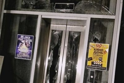 Из-за закрытых дверей кинозала дети оказались в огненной ловушке Из-за закрытых дверей кинозала дети оказались в огненной ловушке